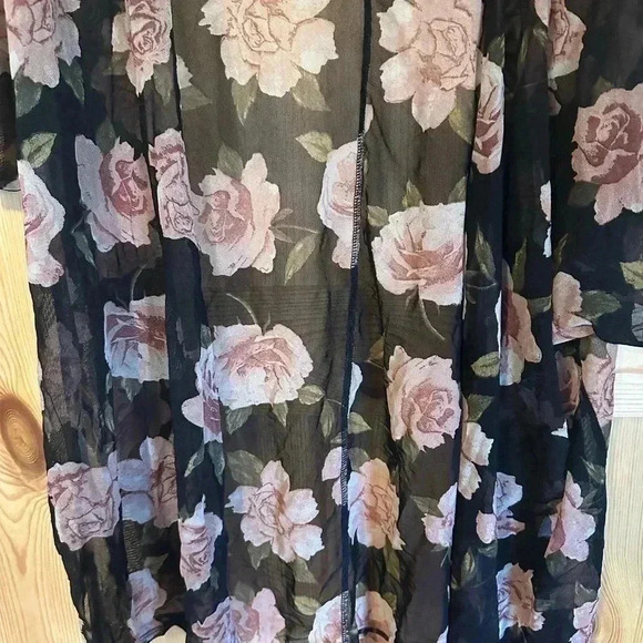 Women’s floral sheer cover up size medium - Picture 5 of 7